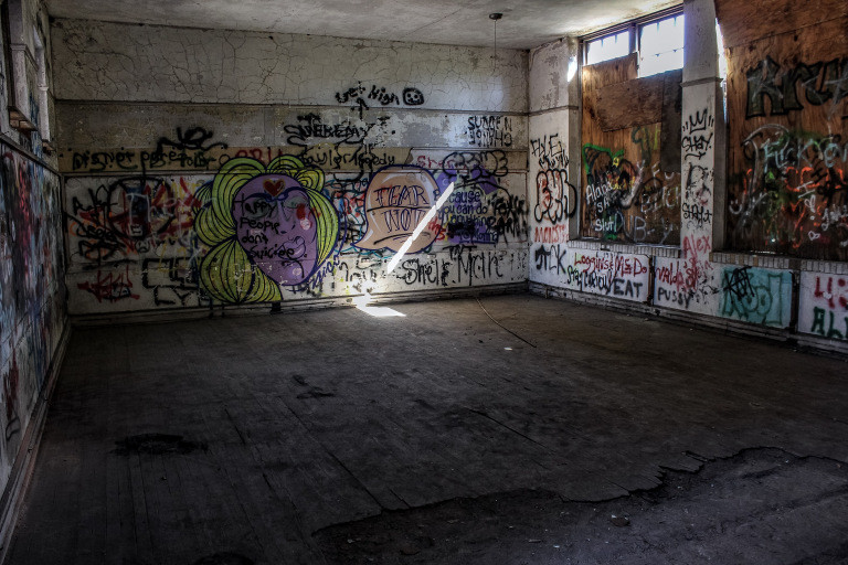 Do đó, về sau, ngôi trường đóng cửa và bị bỏ hoang nhiều năm. Theo thời gian, ngôi trường xuống cấp và mang dáng vẻ u ám, tĩnh mịch đến rợn người.