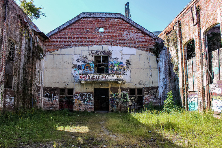 Những người săn ma hoặc thích tìm cảm giác mạnh thỉnh thoảng đến ngôi trường này với mong muốn có cơ hội "chạm trán" các linh hồn, thế lực siêu nhiên.