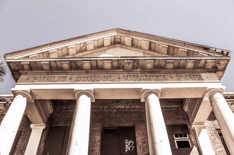 Trong quá trình hoạt động, ngôi trường đổi tên thành Trường Tiểu Học Annie Lytle.