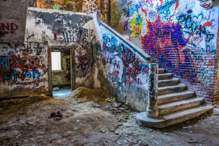 Trong số này có việc một số người dân truyền tai nhau lời đồn về việc hiệu trưởng giết học sinh hoặc khiến nhiều em mất tích một cách bí ẩn.