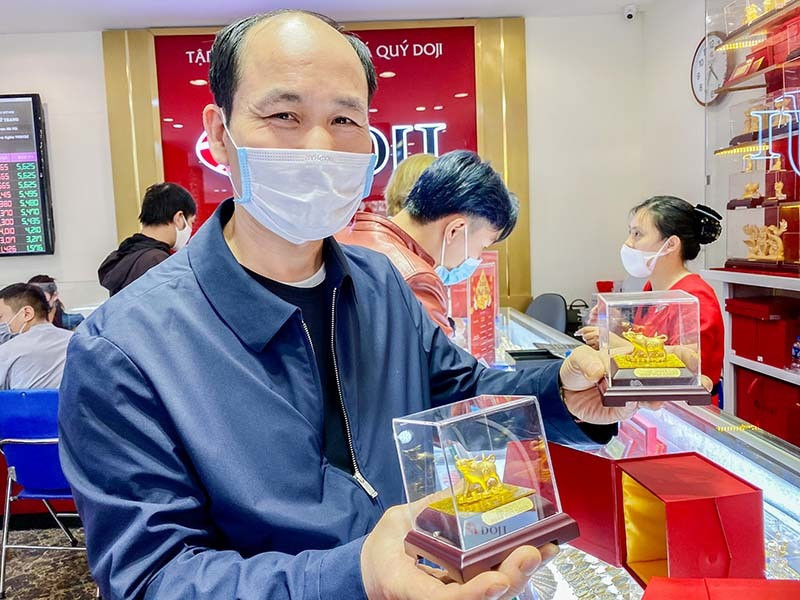 Gia vang hom nay 19/4: Lac quan va tang gia