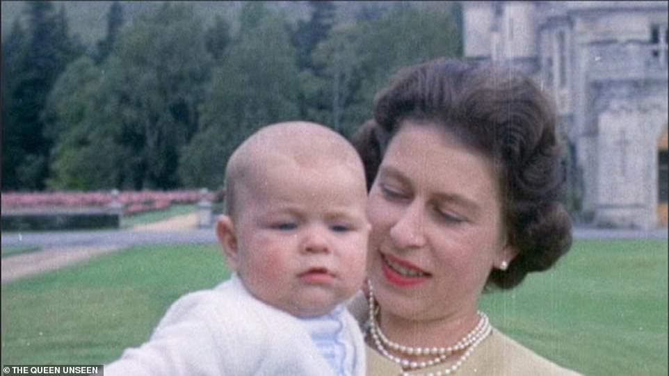  Nữ hoàng Anh Elizabeth II bế con trai - hoàng tử Andrew khi đi nghỉ ở Balmoral năm 1960.