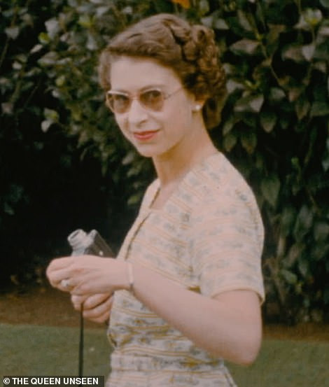 Nữ hoàng Elizabeth II cầm trên tay máy ảnh Cine Camera. Người đứng đầu hoàng gia Anh thích chụp ảnh khi đi nghỉ Giáng Sinh năm 1953.