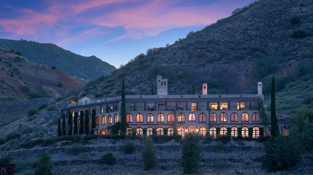  Thị trấn Jerome: Jerome thuộc Black Hills, quận Yavapai, bang Arizona, là thị trấn khai thác đồng cũ, hiện có 400 cư dân. Nơi đây nổi tiếng bởi câu chuyện về linh hồn của một cô gái. Theo đó, Sammie Dean, một cô gái điếm, đã bị khách hàng siết cổ ở đây. Linh hồn xinh đẹp của cô lang thang khắp các con hẻm tìm kiếm kẻ giết mình, người không bao giờ tìm thấy được. Ảnh: Street Scout - Metro Phoenix real estate.