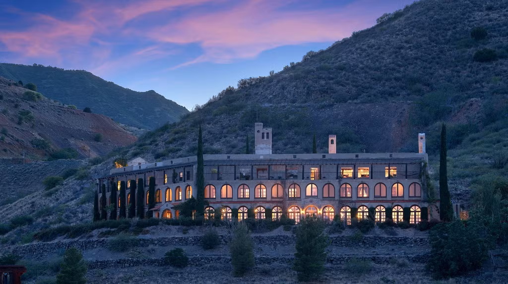  Thị trấn Jerome: Jerome thuộc Black Hills, quận Yavapai, bang Arizona, là thị trấn khai thác đồng cũ, hiện có 400 cư dân. Nơi đây nổi tiếng bởi câu chuyện về linh hồn của một cô gái. Theo đó, Sammie Dean, một cô gái điếm, đã bị khách hàng siết cổ ở đây. Linh hồn xinh đẹp của cô lang thang khắp các con hẻm tìm kiếm kẻ giết mình, người không bao giờ tìm thấy được. Ảnh: Street Scout - Metro Phoenix real estate.