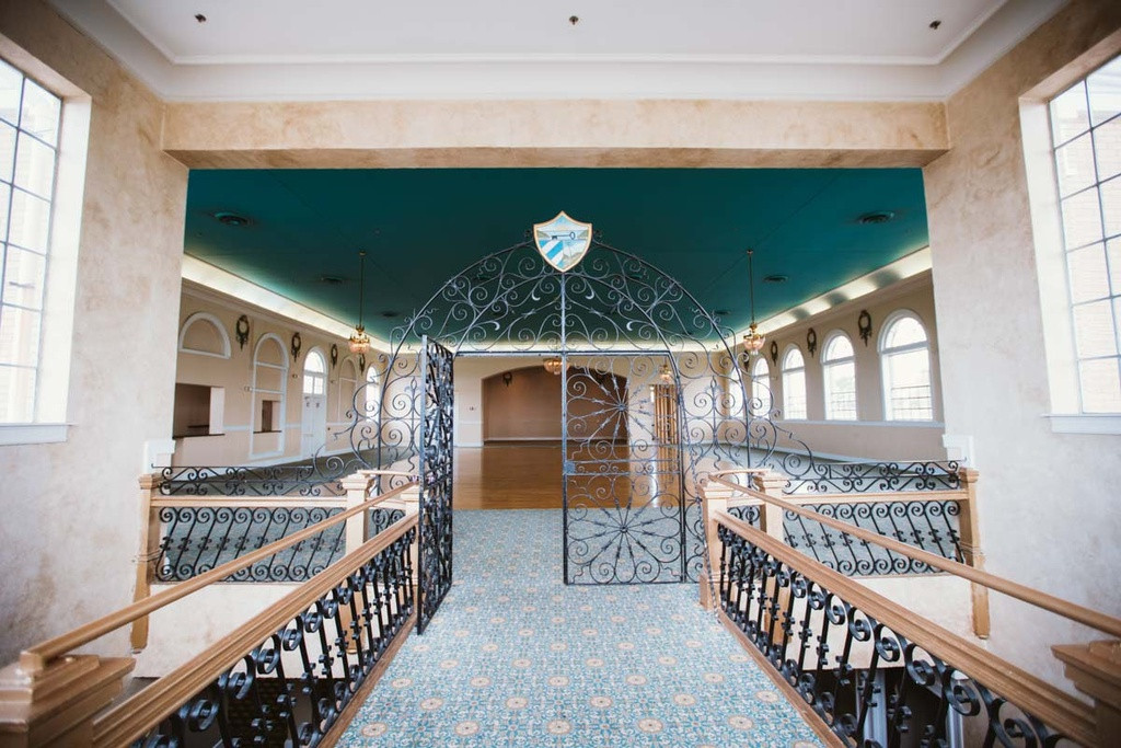  Câu lạc bộ Cuba: Câu lạc bộ Cuba hay Circulo Cubano de Tampa nằm trong khu phố Ybor City, Tampa, Florida. Vào năm 1917, địa điểm này là nơi tụ tập phổ biến của những người nhập cư Cuba yêu thích các căn phòng khiêu vũ, thưởng thức âm nhạc ngoài trời, rượu nho, sân khấu và sàn nhảy. Ngày nay, khu phức hợp dùng để tổ chức các buổi hòa nhạc và sự kiện đặc biệt. Nơi đây cũng là bối cảnh cho nhiều câu chuyện ma về những linh hồn chơi piano và đi thang máy. Ảnh: On the Grid.