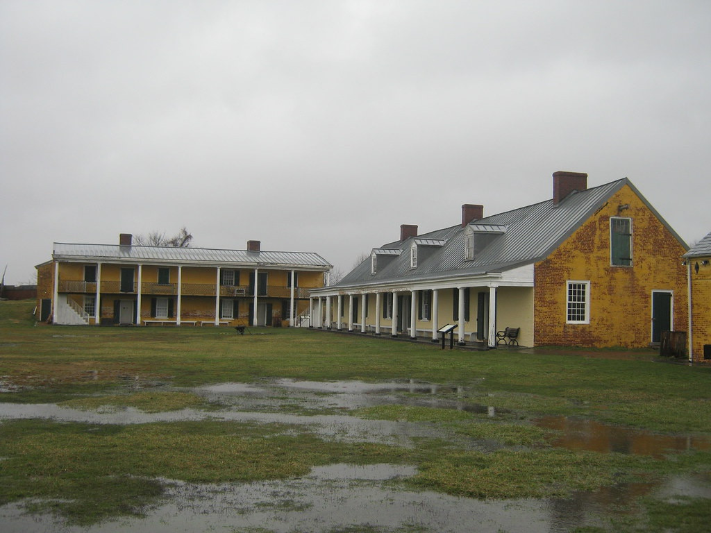  Pháo đài Mifflin: Được xây dựng vào năm 1771, pháo đài Mifflin gồm 14 tòa nhà trên khu đất bên sông Delaware. Tiếng hét của hồn ma một người phụ nữ trong pháo đài lớn đến nỗi cảnh sát Philadelphia đã được gọi đến để điều tra. Tuy nhiên, họ không tìm thấy ai ở đó. Những câu chuyện ma truyền miệng khác bao gồm người đàn ông vô danh lang thang quanh pháo đài, hướng dẫn viên du lịch mặc trang phục cách mạng, nhiều trẻ em và chó. Ảnh: Flickr.