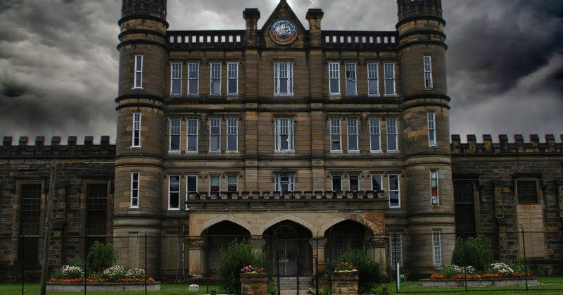  Tòa án Moundville: Trong hơn 100 năm hoạt động, tòa án Moundville ở phía tây bang Virginia là một trong những cơ sở cải huấn bạo lực nhất nước Mỹ. Nơi đây cũng là điểm dừng chân cuối cùng của gần 1.000 tội phạm. Sống trong các khu nhà chật chội, tù nhân bắt đầu bạo loạn. Nhiều người đàn ông đã treo cổ, bị giết trên ghế điện hoặc bởi các tù nhân khác. Nhà tù đóng cửa vào năm 1995. Tuy nhiên, theo một số người, những linh hồn bị tra tấn vẫn ở sau song sắt của nhà tù. Bạn có thể nhìn thấy hoặc nghe thấy họ tại địa điểm ma ám này. Ảnh: Pornstar Porn.