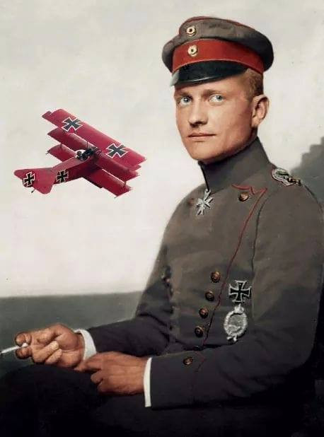 Vào tháng 9/1915, phi công Richthofen bắn hạ được máy bay địch đầu tiên. Đến đầu năm 1917, ông bắn hạ 16 máy bay của các nước đối đầu với Đức.