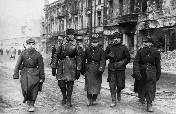 Những người lính Liên Xô làm nhiệm vụ ở Ba Lan.