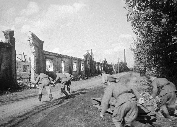 Liên Xô và lực lượng đồng minh tổ chức tấn công quân Đức ở ngoại ô Warszawa.