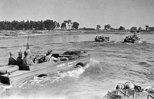 Binh lính Liên Xô di chuyển trên sông Vistula.
