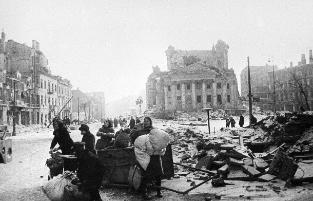 Quân Đức quốc xã bị đánh bật khỏi Ba Lan sau thất bại trước Liên Xô và quân Đồng minh. Trong ảnh là đường phố Ba Lan không còn bóng dáng quân địch sau khi được giải phóng.