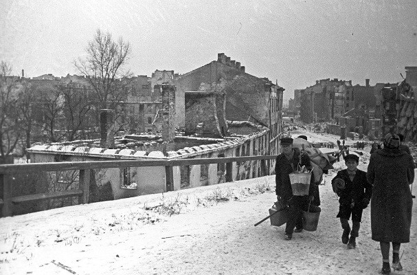 Người dân Ba Lan mang theo đồ đạc đến nơi an toàn.