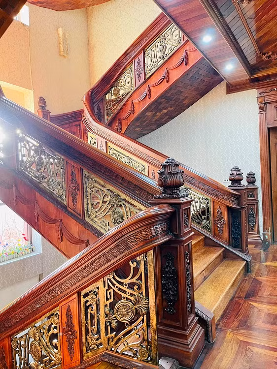 Với kinh nghiệm làm gỗ lâu năm, từng chi tiết chạm khắc hay vị trí đặt nội thất gỗ đều được gia chủ tính toán kỹ lưỡng để tận dụng tối đa công năng của món đồ.