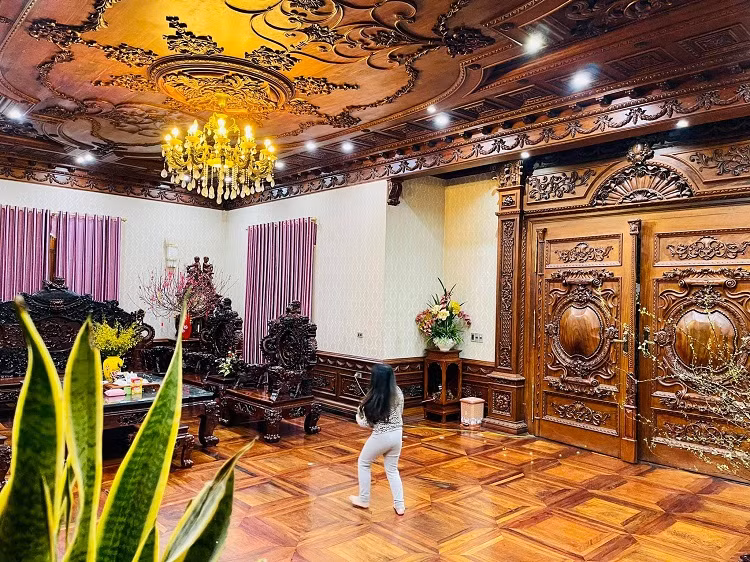 Biệt thự được xây dựng trên mảnh đất 400m2 trong đó mặt sàn là 240m2 gồm 4 tầng, 7 phòng ngủ, phòng công ty, phòng bếp và phòng thờ.