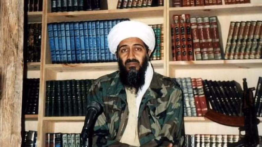 Mỹ tiến hành nghi lễ thủy táng bin Laden một cách bí mật nhưng vẫn theo đúng truyền thống Hồi giáo. Theo các thông tin chính thức, chỉ có 10 quan chức cấp cao hải quân Mỹ chứng kiến sự việc này. Các thủy thủ trên tàu sân bay USS Carl Vinson không được theo dõi, quay phim hay chụp ảnh.