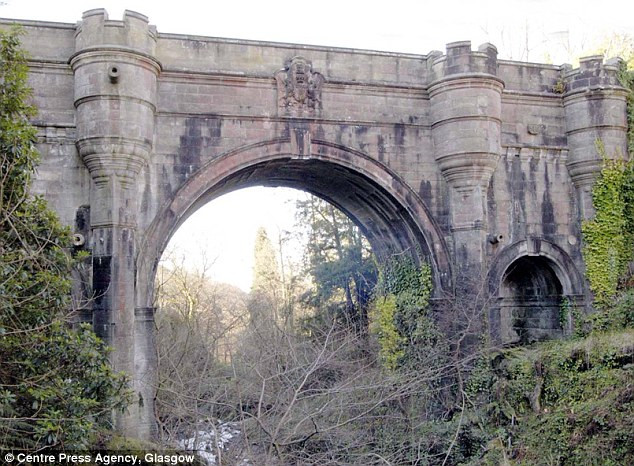 Theo đó, những con chó lao đầu xuống phía dưới cây cầu để tìm con chồn mà không biết đang có hành động tìm đến cái chết.