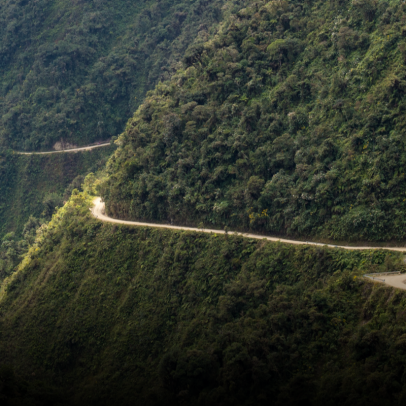 Mỗi lái xe khi di chuyển qua cung đường này luôn phải "căng não" và tỉnh táo bởi con đường rất hẹp cộng thêm việc một bên là vực sâu 900m, không có rào chắn an toàn.