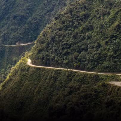 Mỗi lái xe khi di chuyển qua cung đường này luôn phải "căng não" và tỉnh táo bởi con đường rất hẹp cộng thêm việc một bên là vực sâu 900m, không có rào chắn an toàn.