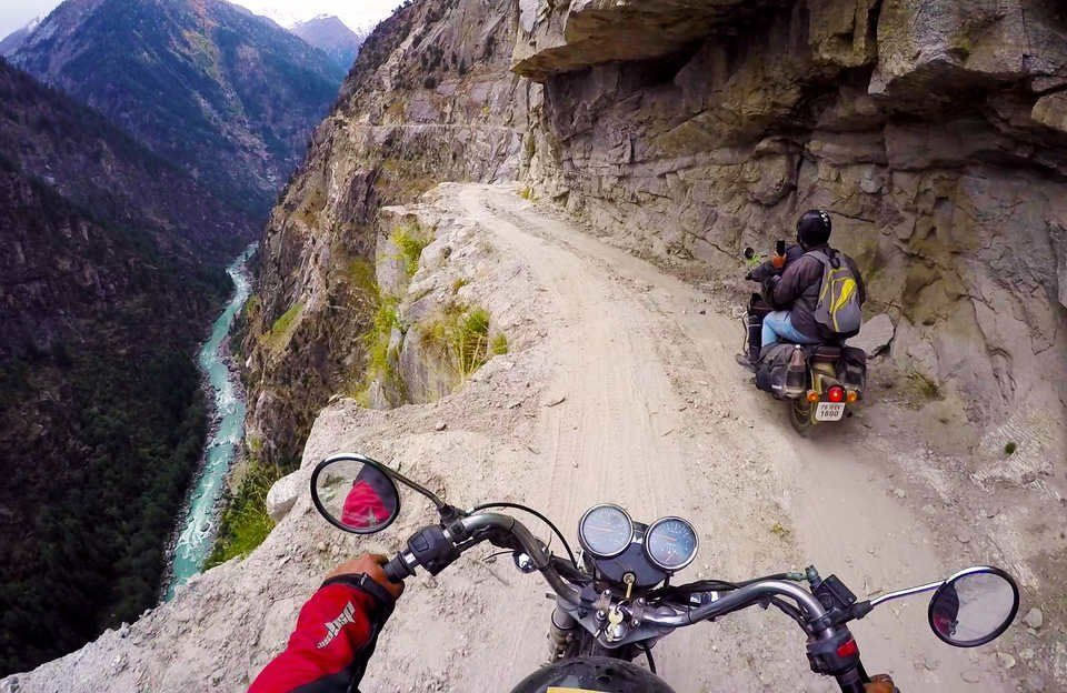 Theo các chuyên gia, con đường nguy hiểm đến thung lũng Pangi được xây dựng từ hàng trăm năm trước vô cùng nhỏ hẹp. Khi lái xe tại cung đường này, lái xe phải hết sức cẩn thận vì một bên đường là vực sâu, không có rào chắn. Một số đoạn là những con dốc lớn khiến các phương tiện di chuyển khó khăn.