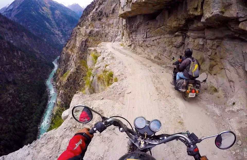 Theo các chuyên gia, con đường nguy hiểm đến thung lũng Pangi được xây dựng từ hàng trăm năm trước vô cùng nhỏ hẹp. Khi lái xe tại cung đường này, lái xe phải hết sức cẩn thận vì một bên đường là vực sâu, không có rào chắn. Một số đoạn là những con dốc lớn khiến các phương tiện di chuyển khó khăn.