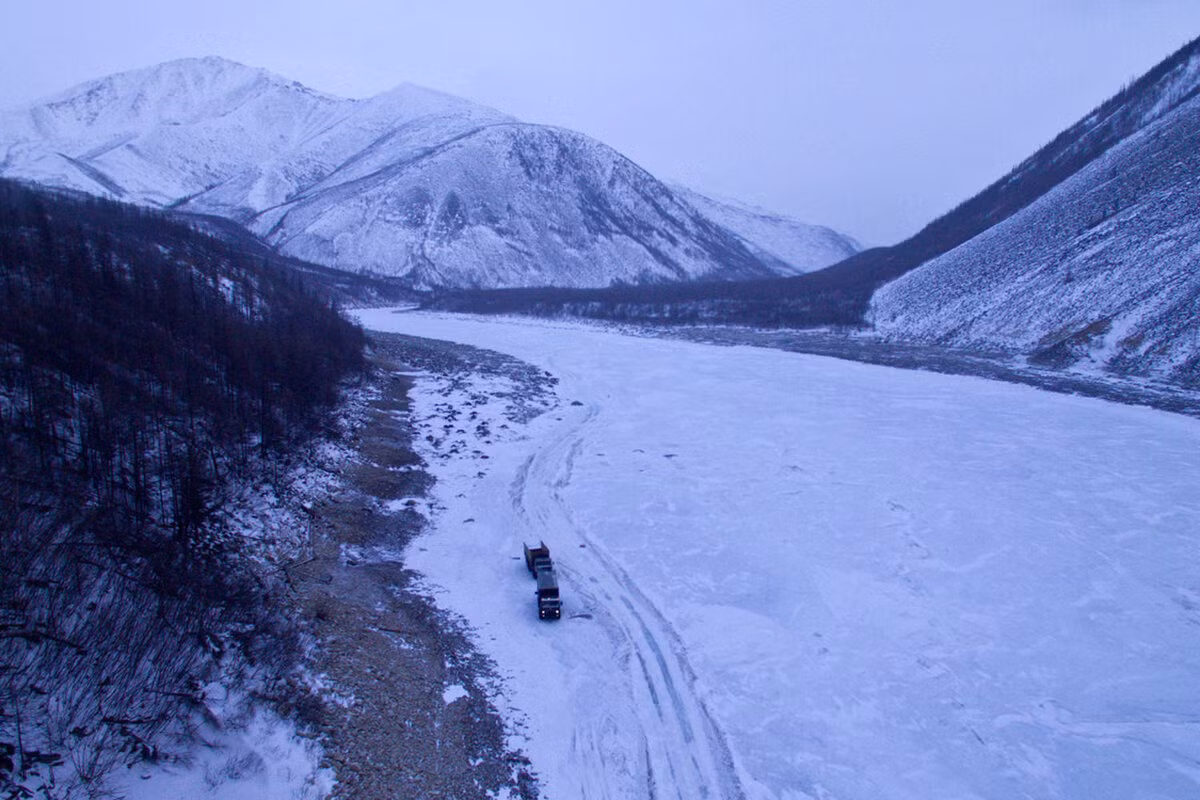 Xa lộ Kolyma ở Nga còn được biết đến với tên gọi "Con đường Xương". Tên gọi này phần nào cho mọi người thấy được sự nguy hiểm của cung đường khiến giới tài xế luôn tập trung tinh thần khi lái xe qua.