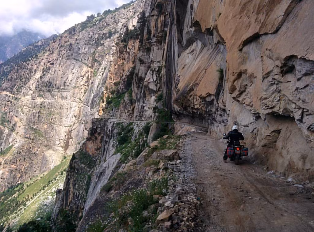 Con đường nguy hiểm tại thung lũng Pangi, Ấn Độ có chiều dài khoảng 112 km gây chú ý khi nằm ở độ cao lên tới 2.524m so với mực nước biển.