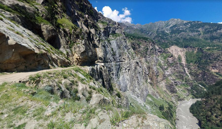 Là con đường đá chạy qua thị xã Kishtwar, miền bắc Ấn Độ, đoạn đường nguy hiểm nhất trên cung đường này dài gần 10 km. Khi di chuyển qua đoạn đường này, lái xe có thể phải đối mặt với việc một số tảng đá lớn có thể rơi xuống bất cứ lúc nào do hiện tượng lở núi.