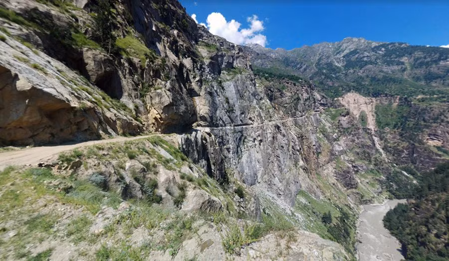 Là con đường đá chạy qua thị xã Kishtwar, miền bắc Ấn Độ, đoạn đường nguy hiểm nhất trên cung đường này dài gần 10 km. Khi di chuyển qua đoạn đường này, lái xe có thể phải đối mặt với việc một số tảng đá lớn có thể rơi xuống bất cứ lúc nào do hiện tượng lở núi.