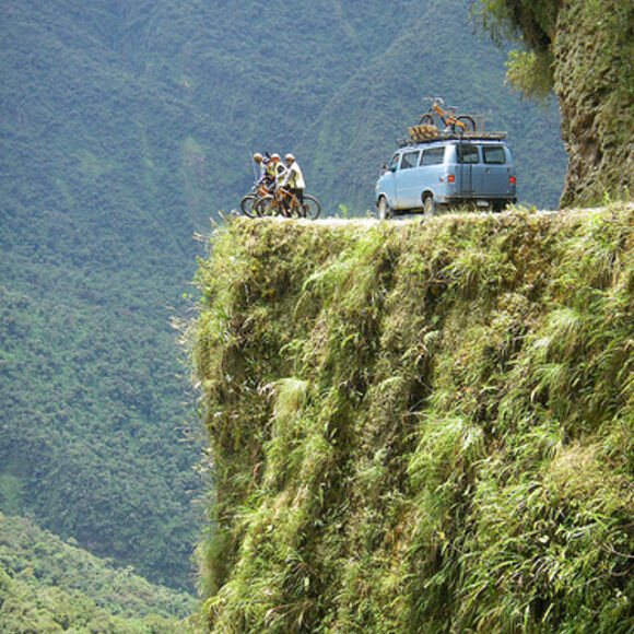 Con đường North Yungas có chiều dài khoảng 80 km nhưng có tới 200 khúc cua nguy hiểm. Vào mùa mưa, cung đường này thường xuyên bị lở đất đá.