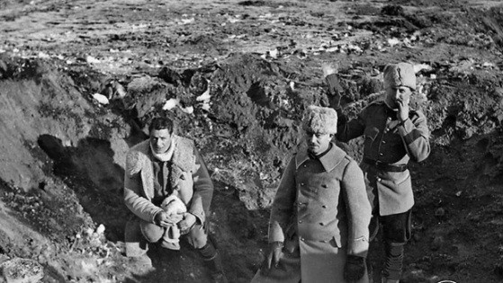 Kế đến, máy bay của Liên Xô dội bom xuống ngôi làng. Theo đó, nhà thờ, trường học, nhà cửa của người dân... bị hư hại nghiêm trọng sau vụ đánh bom. May mắn là không có người dân nào thiệt mạng khi chỉ có 2 người bị thương.