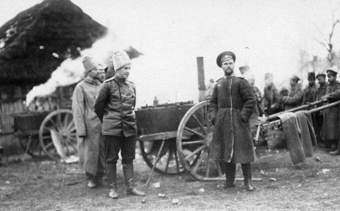 Thịt lợn, thịt bò, cá... là những thực phẩm giàu protein dành cho binh sĩ Nga. Không chỉ chế biến thành những món ăn tươi hàng ngày, người lính còn cần chuẩn bị lương thực cho những chuyến hành quân dài ngày.