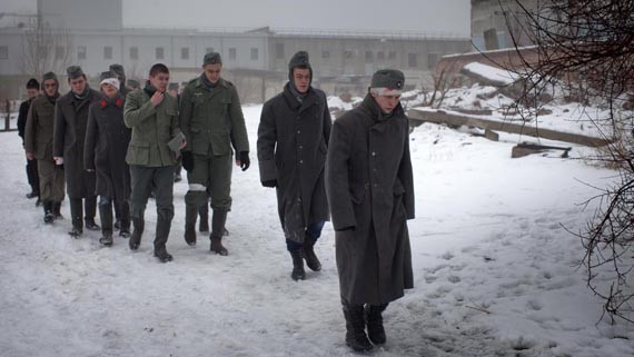 Theo thống kê, Hitler và chính quyền Đức quốc xã có hơn 850.000 quân lính thương vong và hơn 91.000 binh lính đầu hàng, bị bắt làm tù binh.