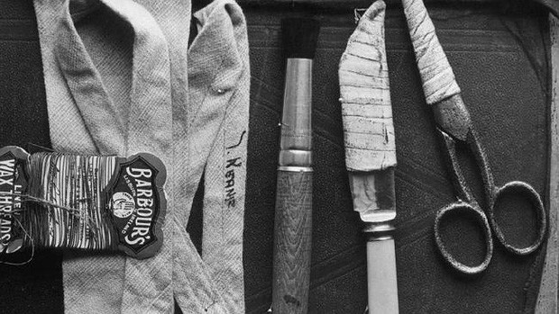 Người đàn ông chết trên bờ biển trong tư thế hai chân vắt chéo, mặc trang phục vest, đeo cà vạt. Chuyên gia pháp y không tìm thấy dấu vết cho thấy người này bị đánh đập hay giằng co với người khác trước khi tử vong.