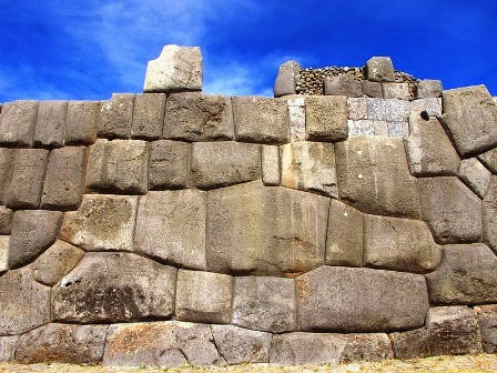 Các chuyên gia cho hay, bức tường Sacsayhuaman được xây dựng vào khoảng thế kỷ 14 - 15. Công trình khổng lồ được hoàn thành sau hơn 50 năm. Khoảng 20.000 người tham gia quá trình xây dựng công trình đồ sộ này.