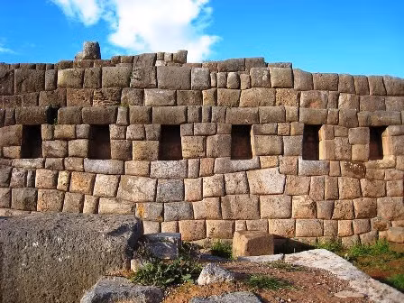 Mỗi tảng đá được sử dụng để xây bức tường đồ sộ này có trọng lượng từ vài tấn cho đến 200 tấn.