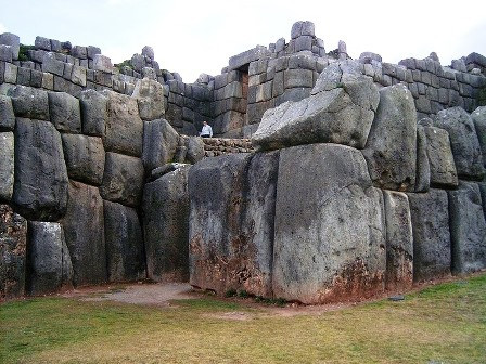 Tàn tích bức tường Sacsayhuaman còn đến ngày nay trở thành địa điểm du lịch nổi tiếng thế giới. Nhiều học giả, chuyên gia tìm đến nơi này để tìm hiểu, giải mã những bí ẩn về chúng.