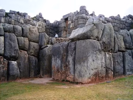 Tàn tích bức tường Sacsayhuaman còn đến ngày nay trở thành địa điểm du lịch nổi tiếng thế giới. Nhiều học giả, chuyên gia tìm đến nơi này để tìm hiểu, giải mã những bí ẩn về chúng.