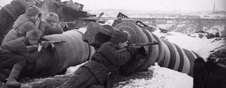 Ngoài ra, trong nhiều cuộc chiến với Liên Xô, một số binh sĩ Wehrmacht của Đức quốc xã đầu hàng, cung cấp nhiều thông tin quân sự quan trọng hoặc xin gia nhập lực lượng chiến đấu cho chính quyền Moscow.