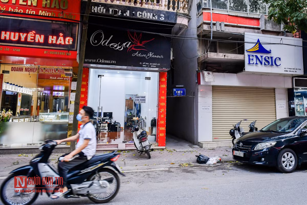 Hàng loạt của hàng đóng trên phố Phạm Ngũ Lão, hoặc kinh doanh cầm chừng đợi sang nhượng cửa hàng.