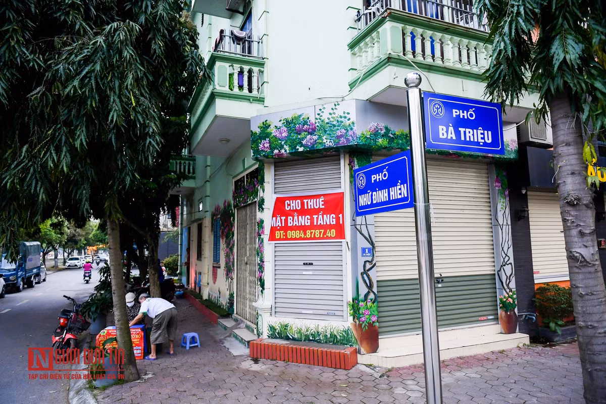 Treo biển cho thuê dòng dã hàng tháng tại số 1 Bà Triệu, anh Nguyễn Đức Hiệp - chủ nhà cho biết, nếu như giai đoạn trước dịch, chỉ cần phát đi thông tin có mặt bằng cho thuê thì một ngày đã có hàng chục cuộc điện thoại gọi đến tìm hiểu, khách cũ chưa chuyển đã có người mới tìm đến đặt cọc, chấp nhận giá cao hơn. Trong khi đó, từ năm 2020 trở đi, đặc biệt tháng 1-2 năm 2021 thời điểm sau Tết, dù đã treo biển đến cả tháng trời cũng không chọn được người thuê vừa ý.