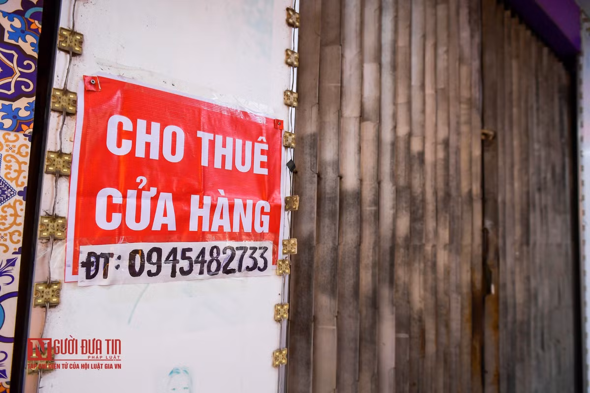 Tương tự đóng cửa quán, anh Nguyễn Văn Hùng - chủ cơ sở kinh doanh tại đường Phạm Ngũ Lão chia sẻ: "Kinh doanh bao năm nay tại phố này mà giờ phải đóng cửa cũng không đành, nhưng giờ khách ít quá doanh thu không đủ trả tiền mặt bằng và thuê nhân viên nên phải dừng thôi. Mặc dù việc đóng cửa sẽ khiến tình hình kinh doanh của chúng tôi gặp nhiều khó khăn, tuy nhiên tôi nghĩ đây là hành động cần thiết trong thời điểm này”.
