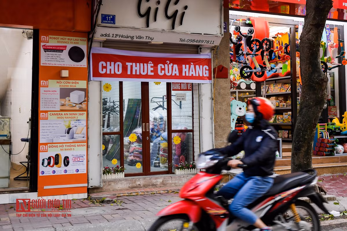 Một cửa hàng khác nằm trên tuyến phố đắt đỏ cũng treo biển cho thuê cửa hàng.