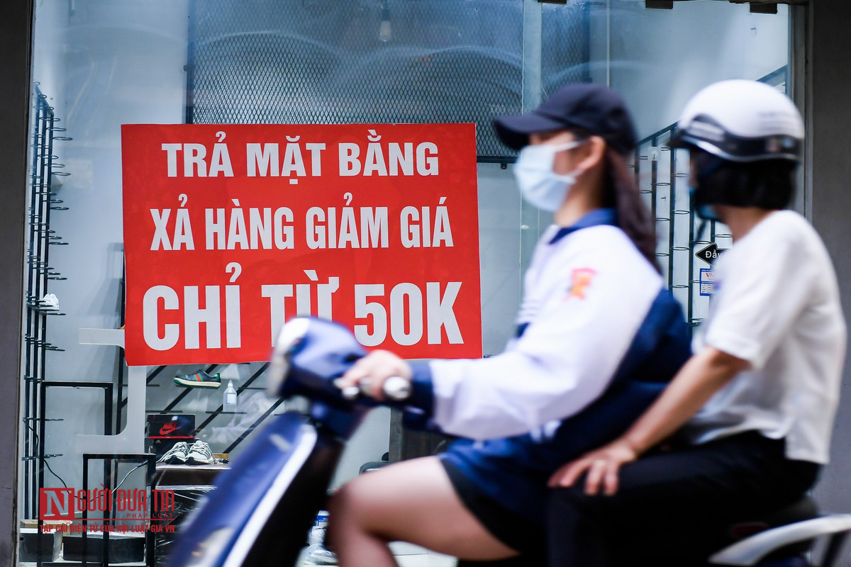 Ghi nhận của PV Người Đưa Tin Pháp luật tại TP. Hải Dương, nhiều hộ kinh doanh đã trả địa điểm, biển cho thuê mặt bằng giăng khắp lối.