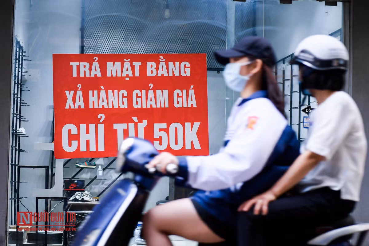 Ghi nhận của PV Người Đưa Tin Pháp luật tại TP. Hải Dương, nhiều hộ kinh doanh đã trả địa điểm, biển cho thuê mặt bằng giăng khắp lối.