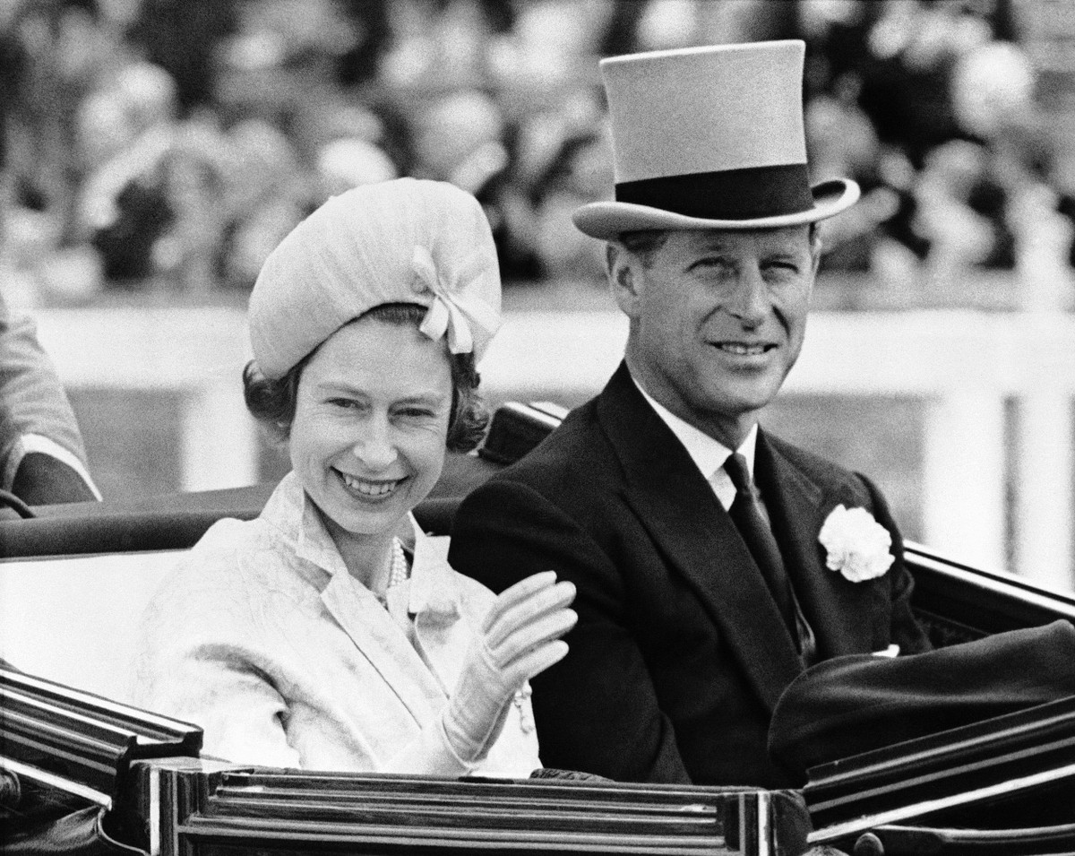 Hoàng thân Philip và Nữ hoàng Elizabeth II gặp nhau lần đầu tại một lễ cưới hoàng gia năm 1934. Phải đến 5 năm sau, hai người gặp lại và có cuộc trò chuyện đúng nghĩa. Lúc này, Nữ hoàng Elizabeth II 13 tuổi và Hoàng thân Philip 18 tuổi.