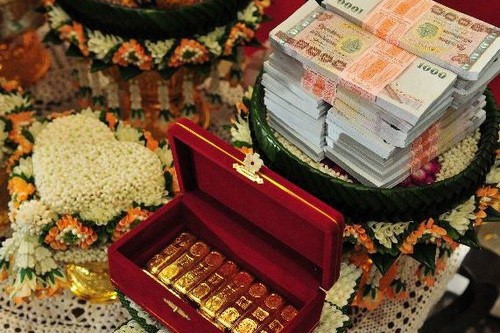 Thậm chí, nhà gái còn đưa một khoản tiền lớn cho việc học hành cho chú rể. Hành động này là nhằm để cảm ơn nhà chú rể chăm sóc cho con gái của họ.