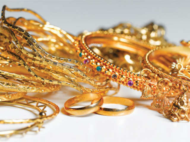 Đám cưới của Ấn Độ được tổ chức với nhiều phong tục truyền thống. Trong số này, một truyền thống quan trọng là gia đình cô dâu sẽ trao đồ trang sức bằng vàng làm của hồi môn. Phong tục này được gọi là Stree-dhan.