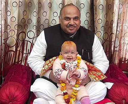 Trong thời gian tổ chức lễ mundan sanskar, một thầy tu sẽ được mời đến để cử hành nghi lễ. Sau khi thợ cắt tóc thực hiện xong việc cạo trọc, phần đầu đứa trẻ sẽ được phủ bằng nghệ và một miếng gỗ đàn hương.